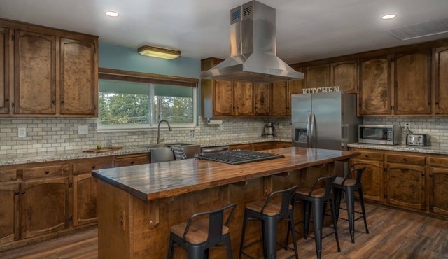 Updated Cabin-AC-game room- room for 2 families-Dogs Welcome