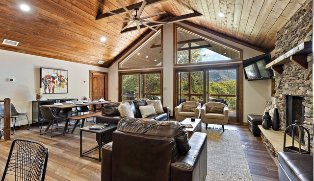 Upscale Mountain Cabin w/Living Room Views in Seven Devils