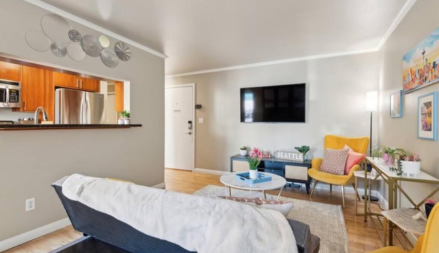 Vibrant 2bed Condo - Stroll to SEA Space Needle in Seattle