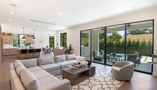 Villa De Magnolia Modern Design 5 bed Villa with a Pool