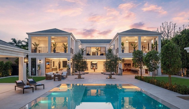 Villa Royale by LuxJB 🏆 Mega Mansion 🏆 Pickleball & Basketball Court & Mini Golf