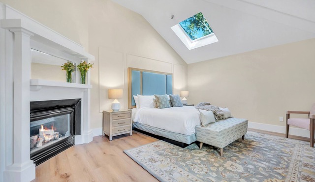Vineyard suite with California king at downtown Napa B&B w/pool and hot tub