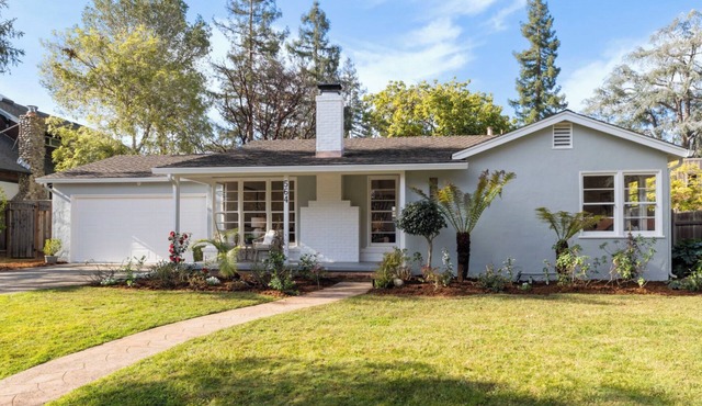 Walk to Downtown! Storybook Old Los Altos Retreat