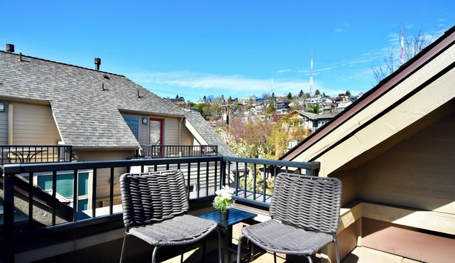 Walk to Space Needle & Climate Pledge 3bd, 3.5bath, 2 patios, 2 EV Parking, AC