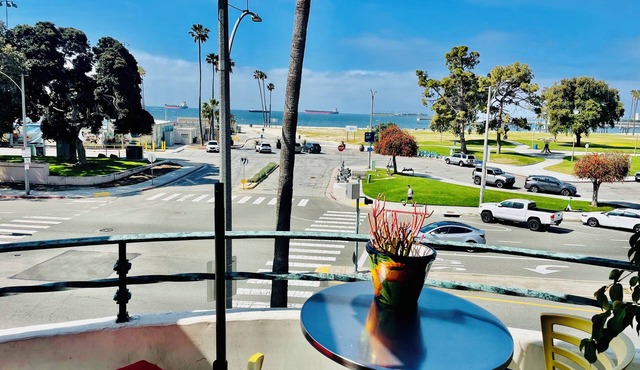 Walk to the Beach & 2nd Street.Bright Coastal Living
