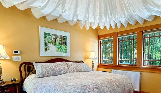 Water Tower in the Redwoods - Just Five Minutes To Historic Mendocino Village