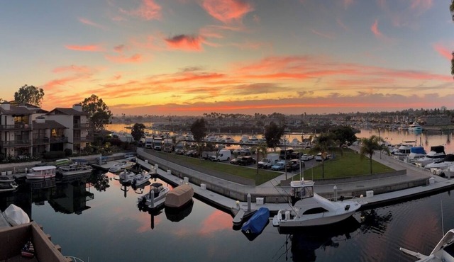 Waterfront Luxury Condo Marina Sunset Views Chef's Kitchen Sleeps 6