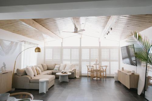 West Coast Life 4BR 3BA Centrally located