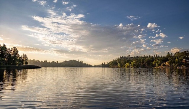 Yosemite Basecamp - Yosemite Basecamp is a Gorgeous Pet-friendly Home Near the Pristine Pine Mountain Lake Golf Course by Redawning