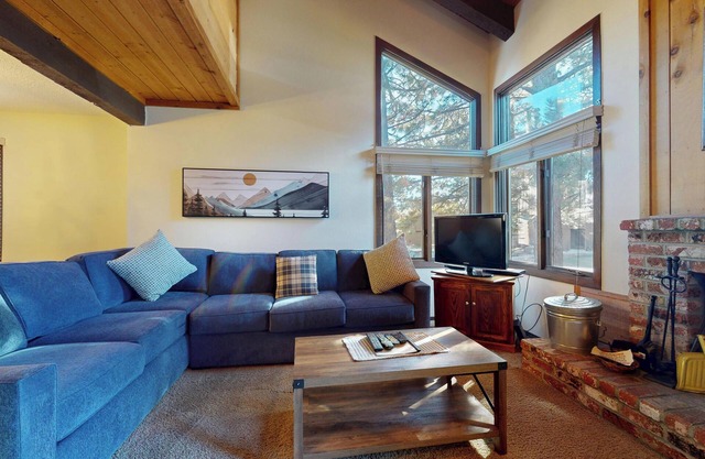 Large Home, Balcony. Pool & Tennis Court On-site, Short Walk to Restaurants