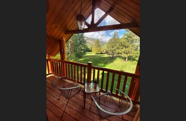 Sleeping Wolf Studio w/ski trail & river access, pool/hot tub in Winthrop