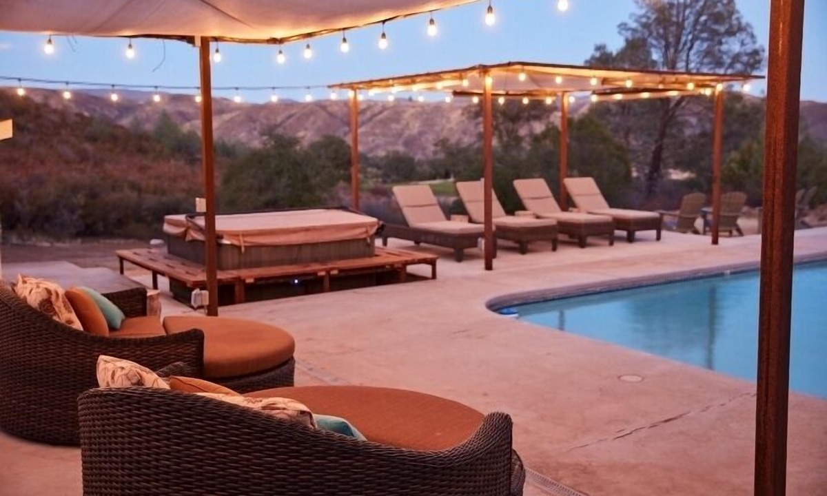 Clear Lake Bed & Breakfast | Bed & Barrel at Stonehouse Cellars