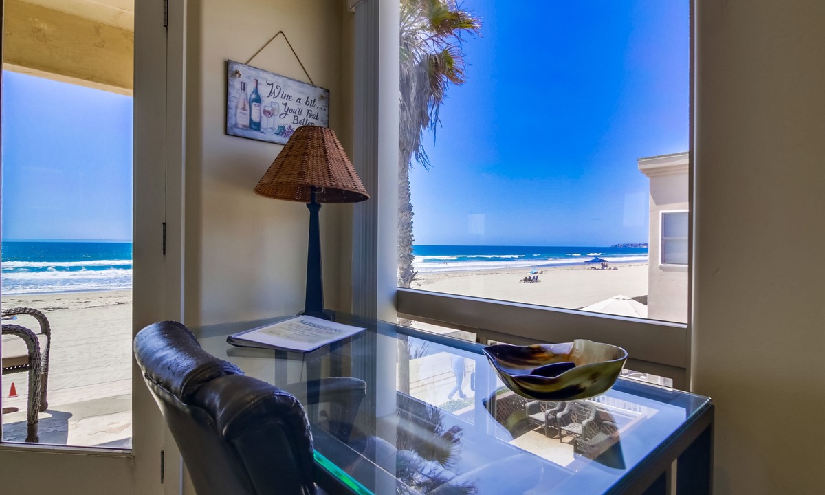Mission Beach Condo | BOOK THIS AMAZING OCEANFRONT CONDO RIGHT IN MISSION BEACH! GREAT AMMENTIES.