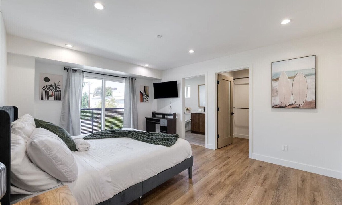 Sherman Oaks Apartment | L.A Haven Spacious Townhome