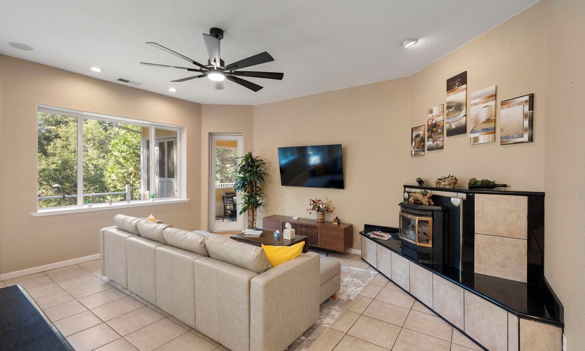 Groveland House | Stylish & spacious 6-bedroom house with game room near lake & Yosemite