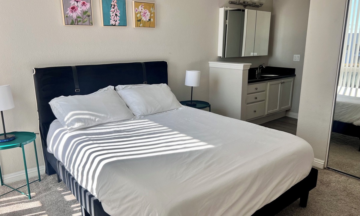 College East Condo | Cozy 1-bedroom condo in marvelous San Diego with WiFi with pool and hot tub