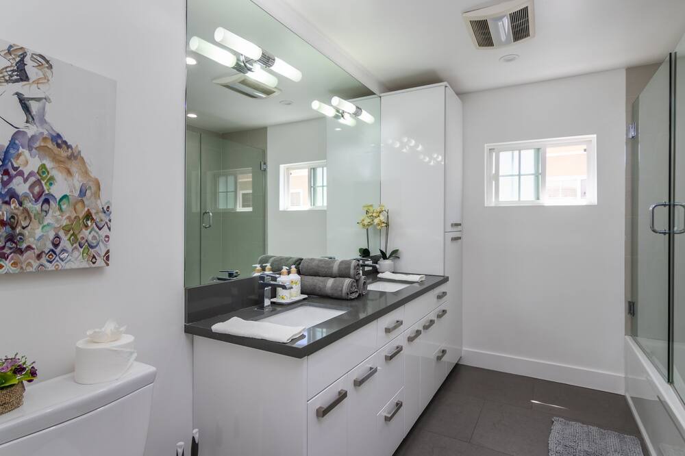 Photo of Bathroom in Valley Glen