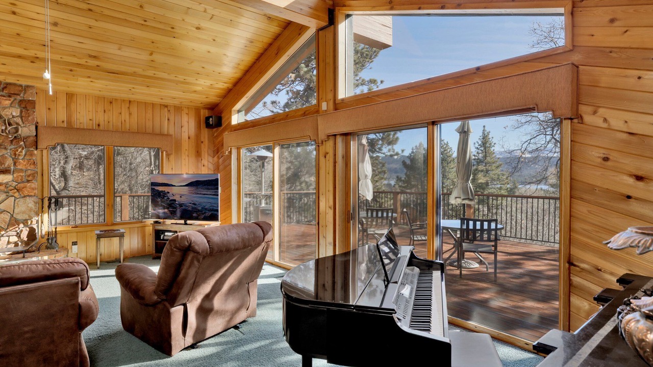 Photo of Livingroom in Fawnskin