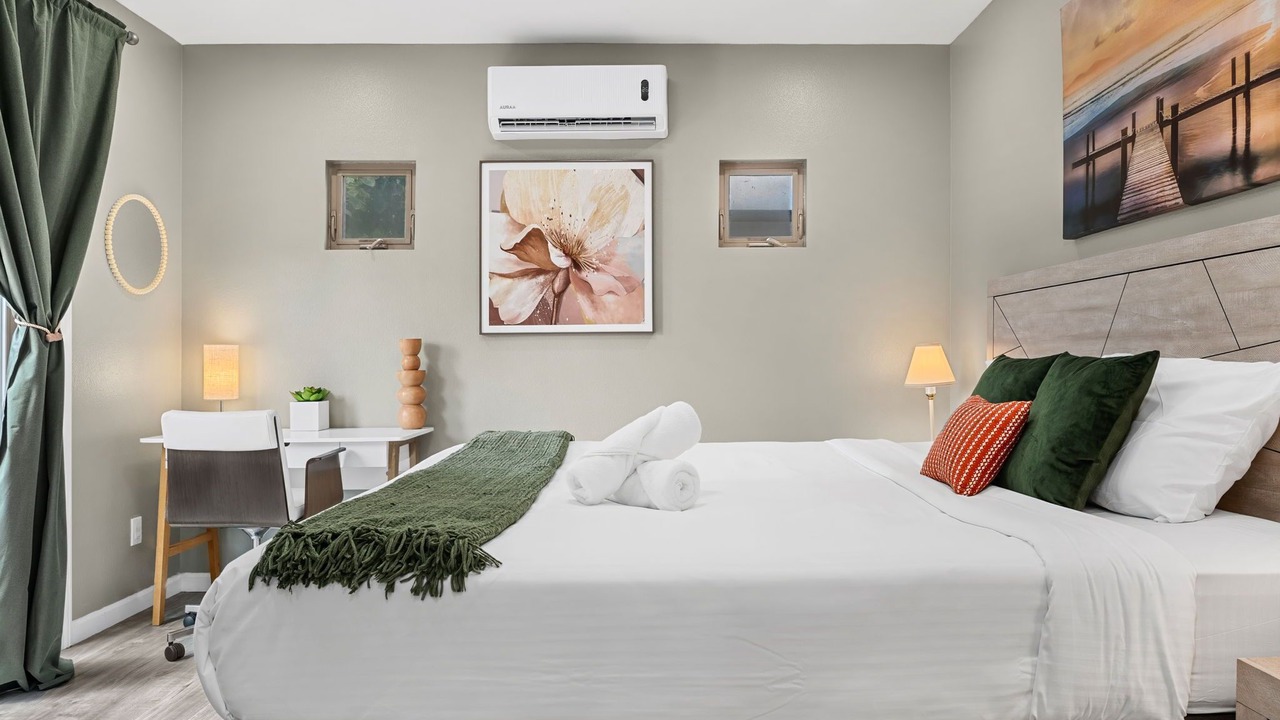 Photo of Bedroom in Midway City