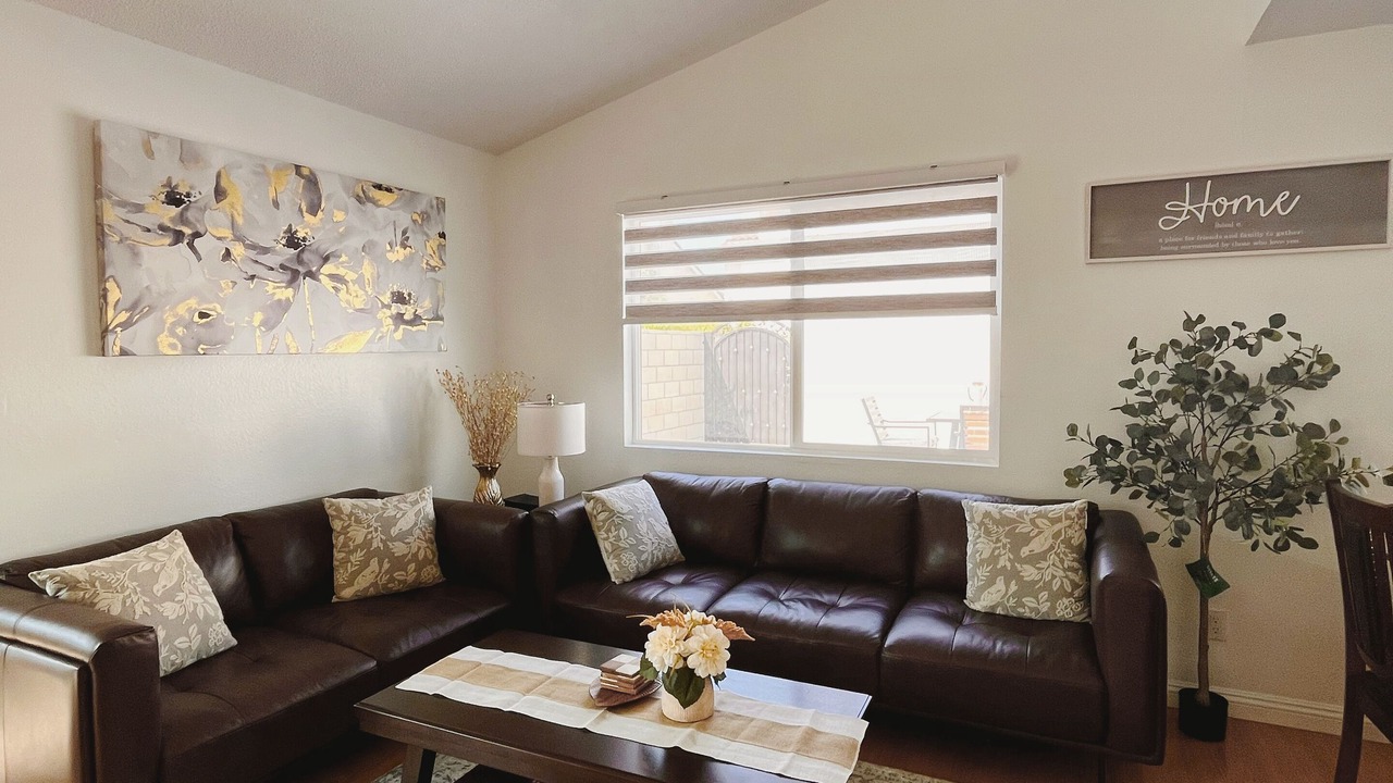 Photo of Livingroom in Midway City
