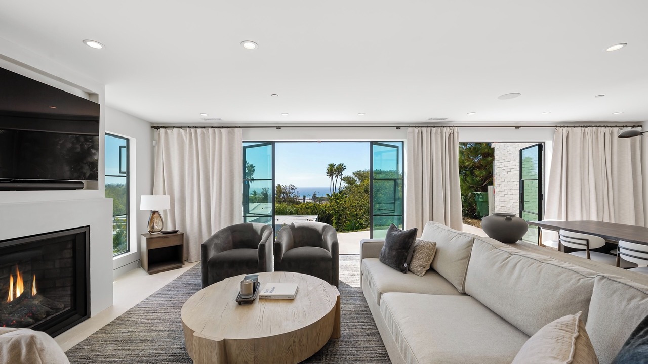 Photo of Livingroom in Western Malibu