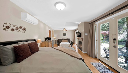 Luxury Room, 1 King Bed with Sofa bed, Jetted Tub (Hummingbird)