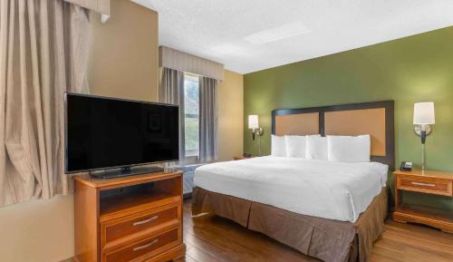 Deluxe Studio with 1 King Bed - Non-Smoking