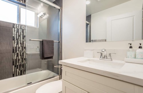 Pico-Union House | Modern Living by AvantStay | DTLA, Walk to Staples | Monthly Discount