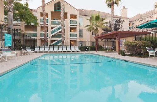 San Bruno Hotel | Linda Mar Beach Trip! 2 Relaxing Units, Free Breakfast, Kitchen, Outdoor Pool!