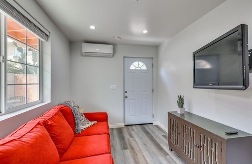 San Fernando Apartment | Sleek San Fernando Studio ~ 14 Mi to Universal