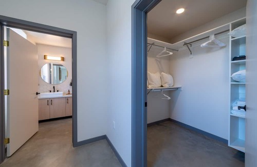 Vista Apartment | Beautiful Modern 2-Bed in DT Vista!