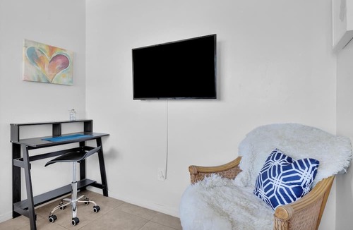 Pacific Beach Apartment | Pacific Beach #1971 Studio, Cozy & Hip 3 Blocks to bay, 1 mile to Beach 🏖