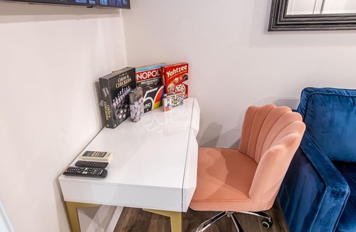 Pacific Beach Condo | New Pacific Beach Zen Studio! Hot Tub, A/C, Parking, Outdoor shower, BBQ, Desk