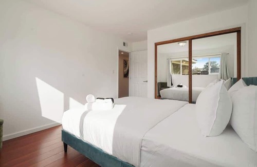East San Mateo Apartment | Lakefront 3Beds/1.5Bath Retreat w/ Water Views Walk to Shops Near SF