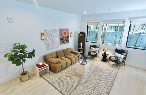 The Flats Apartment | Luxury Retreat Near Beverly Hills — EV Parking + King Bed