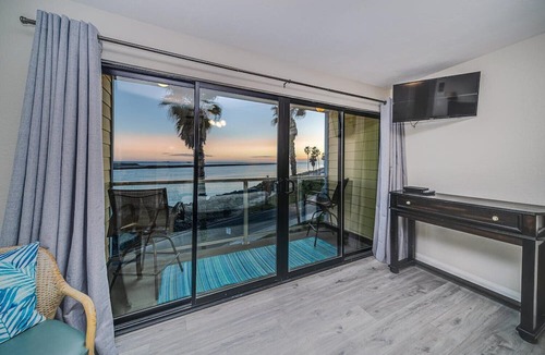 South Mission Beach Condo | Ocean Views * Penthouse * Dogs OK!