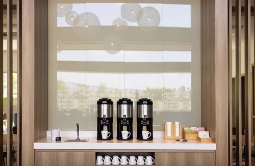 Anaheim Resort Hotel | Walk to Disney - Stylish Suites with Pool, Free Wi-Fi and Breakfast