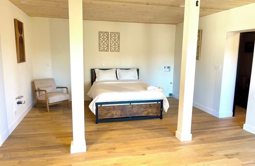 Sylvia Park Apartment | Spacious 3-bedroom/2 bath apartment in Topanga Hills with AC