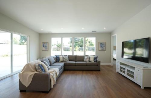 Orange House | Beautiful Home with 4 bedroom, 2 bathrooms-full amenities