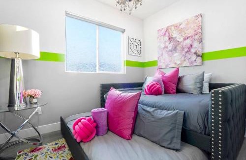 North Hollywood House | A - 3BR 3BA North Hollywood Pad 15m to Universal with Patio and Parking