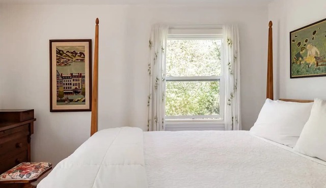 Peaceful, charming, cottage in wine country. Beautiful yard!