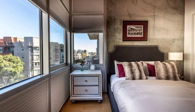 Modern Loft, Clean, Quiet, WiFi, Cable, Parking