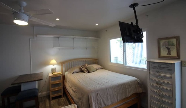 Cozy Studio/Flat Steps to Ocean745 1/2 - Sleeps 2, BBQ, Next to Belmont Park