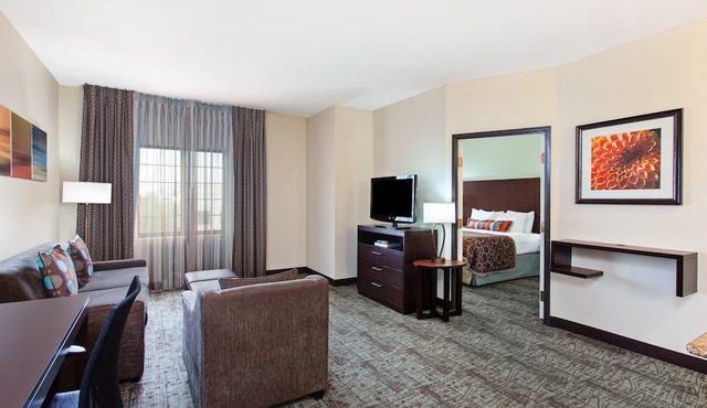 Free Breakfast. Outdoor Pool & Hot Tub. Only 30 Min to Disney!