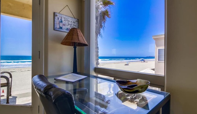 BOOK THIS AMAZING OCEANFRONT CONDO RIGHT IN MISSION BEACH! GREAT AMMENTIES.