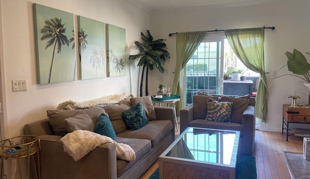 2 blocks 2 Beach Beautiful Condo with Pool