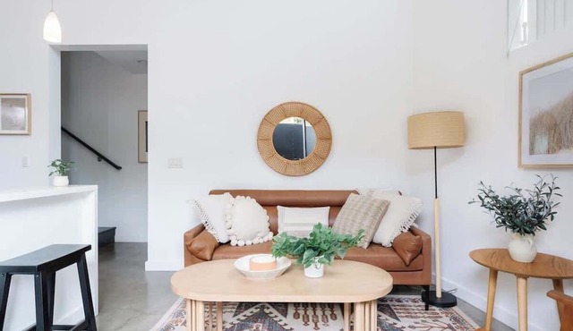 Chic Inner City Pad w/Balcony | Walk Everywhere!