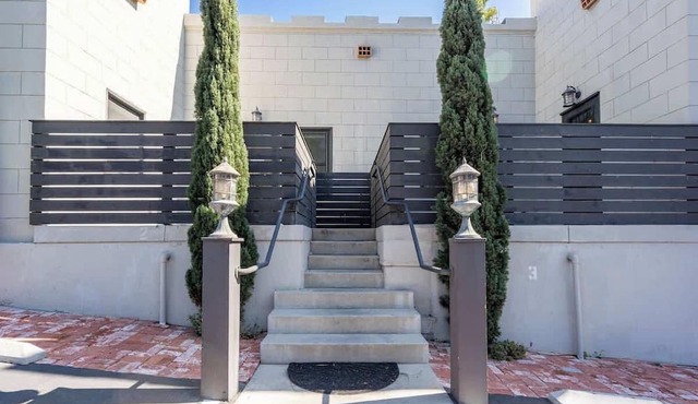 Central & Sunny Designer Living! Mins to Downtown
