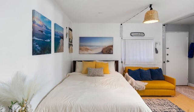 Cozy Studio Retreat - Rooftop - Panoramic Ocean Views