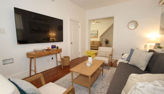 Luxury 2-BR/2-Bath Apt. In Uptown Whittier, Nearby Disneyland, Knotts Berry Farm